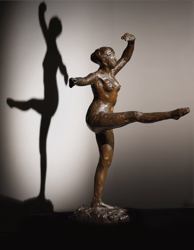 舞蹈家，第四位置前方，左腿，第三次学习，c。 1882-1885年;约1919-1937 作者 埃德加·德加
