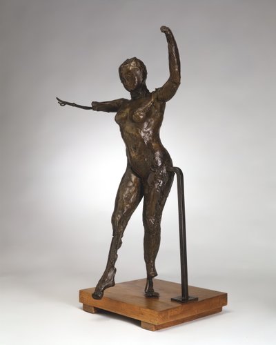舞者向前走，举起手臂，右腿向前，约1882-1895年播出1919-1932年。 作者 埃德加·德加