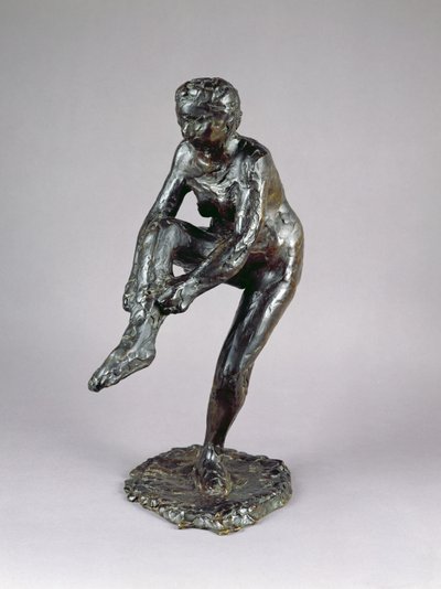 舞者穿上她的长筒袜（青铜） 作者 Edgar Degas