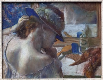 在镜子前。埃德加-德加（1834-1917）的作品，1889年左右的粉彩画。法国艺术 作者 埃德加·德加