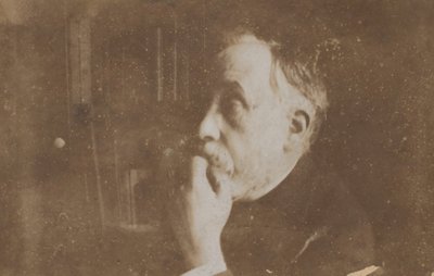 [自画像在图书馆手托下巴]，可能是1895年。 作者 埃德加·德加
