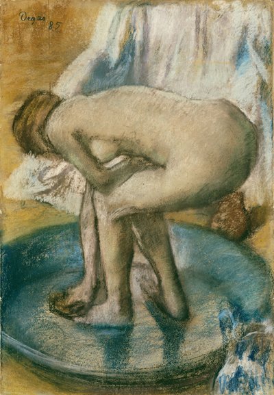 女人沐浴在浅水浴缸里，1885年（木炭和柔和的浅绿色织物纸放在丝绸螺栓上） 作者 Edgar Degas