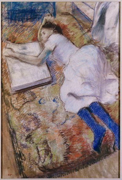 年轻的女孩伸出看专辑，c.1889 作者 埃德加·德加