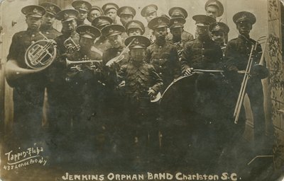 詹金斯孤儿院乐队的照片明信片，南卡罗来纳州查尔斯顿，1914年。 作者 爱德华·艾尔查
