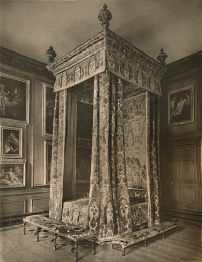 绯红和金色花纹天鹅绒的安妮女王国家床架"，1927年 作者 不明
