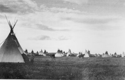 皮根·坎普 (Piegan Camp)，出自《北美印第安人》 作者 爱德华警长柯蒂斯