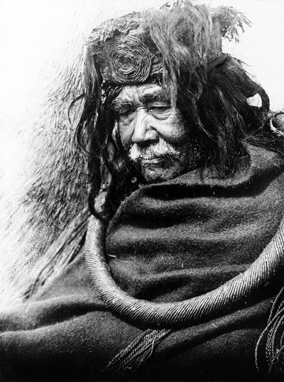 哈马特萨，纳科阿克托克（Nakoaktok），约 1910 年 纳科阿克托克男子的半身肖像，面向左侧，佩戴雪松根礼仪环。 作者 爱德华警长柯蒂斯