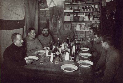 男子，仲冬节晚餐，英属南极探险队，埃文斯角，1912年6月22日（黑白照片） 作者 爱德华·纳尔逊