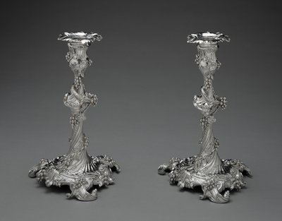 一对烛台，c.1755-56（银色） 作者 爱德华·韦克林