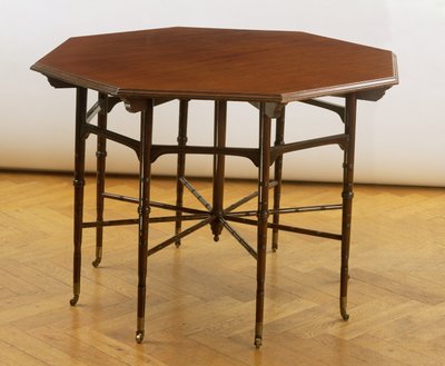 八角形桌子，由Collinson和Lock制造，1875年（桃花心木） 作者 爱德华·威廉·戈德温