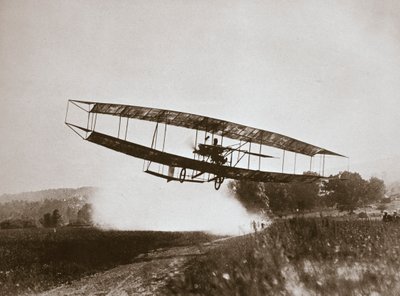 1908年，美国飞行员格伦-柯蒂斯驾驶他的 "六月虫 "进行首次重于空气的飞行。 作者 埃德温·列维克