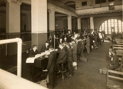 移民在1902年至10月在美国移民局的大厅登记 作者 埃德温·列维克