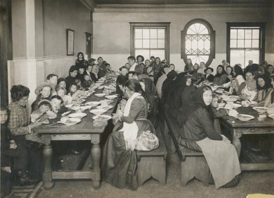 约1906年，在埃利斯岛为移民提供免费膳食（黑白照片）。 作者 埃德温·列维克