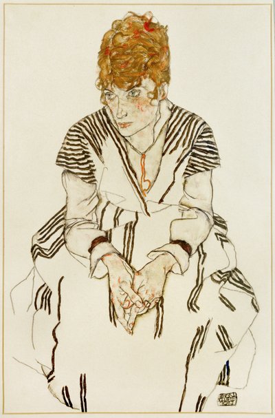 身着条纹连衣裙的艺术家嫂子，坐着 作者 埃贡·席勒（Egon Schiele）