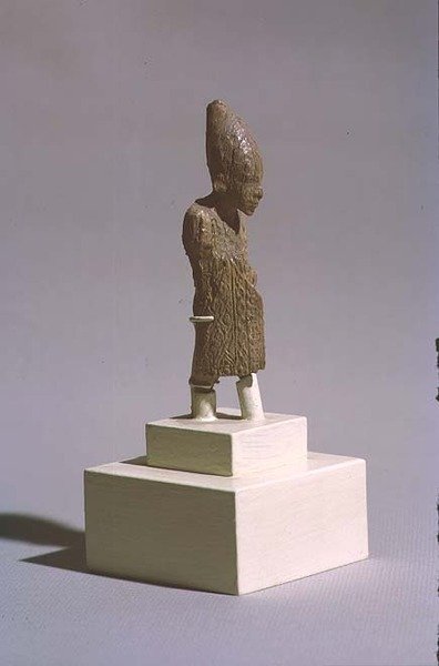 穿着上埃及白色皇冠和Sed节日斗篷的国王的身影，来自Osiris神庙，Abydos，早期王朝时期，公元前3000年（另见23814） 作者 Egyptian