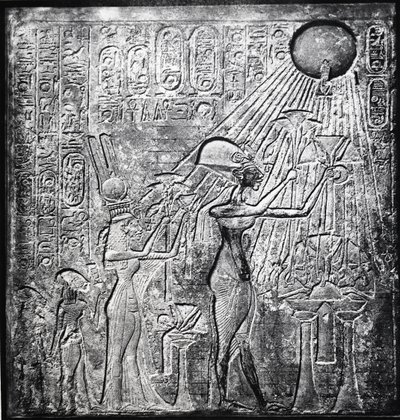 阿肯那顿（Amenhotep IV）异端法老，约于公元前150年在位，这里与奈菲尔蒂和他们的两个女儿一起向太阳献礼。浮雕原本在底比斯的太阳神庙。亚麻布服装 作者 埃及第十八王朝