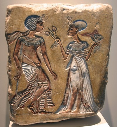Akhenaten (reigned 1353-1336 BC) and Nefertiti (c1370 BC-c1330 BC) Great Royal Wife of the Egyptian Pharaoh Akhenaten. Relief in the Egyptian Museum in the Altes Museum Berlin. 作者 埃及第十八王朝