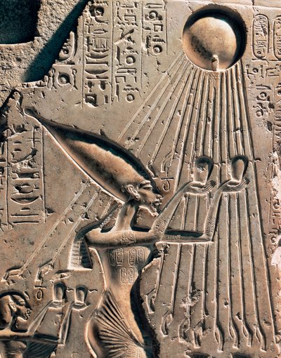 古埃及古迹：描绘阿梅诺菲斯四世（Akhenaten或Amenhotep）（公元前1352-1338年）及其家人向阿腾神致敬的浮雕。表现法老的细节。公元前1364-1347年（石灰岩 作者 埃及第十八王朝