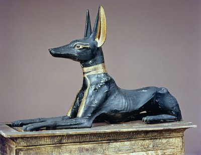 Anubis，埃及神的死神，来自一个神殿形式的胸部，来自图坦卡蒙墓（公元前1370-52）新王国（木头）（另见63054） 作者 埃及第十八王朝