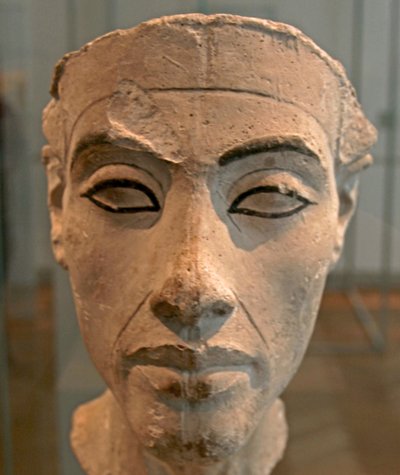 Nefertiti (c1370-c1330 BC) 埃及法老阿肯那顿的伟大王妃（首席配偶）半身像。 娜芙蒂蒂和她的丈夫以宗教革命而闻名。 他们开始只崇拜一位神，即太阳的圆盘阿顿。 作者 埃及第十八王朝