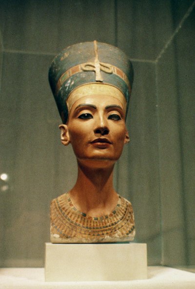 女王纳芙蒂蒂的半身像，正面图，来自雕刻家图特摩斯在Tell el-Amarna的工作室（画石灰石）（另见114018-20） 作者 埃及第十八王朝
