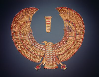 秃鹰女神Nekhbet形式的衣领，来自图坦卡蒙墓（公元前1373-1352）新王国（镶有半宝石的金）（另见153789） 作者 Egyptian 18th Dynasty