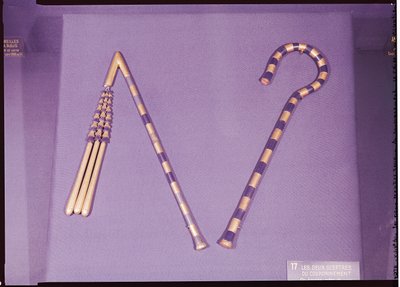 图坦卡蒙墓（约公元前1370-1352年）新王国（蓝色玻璃、黑曜石和黄金镶嵌在青铜器上）的钩子和连枷（另见227988）。 作者 埃及第十八王朝