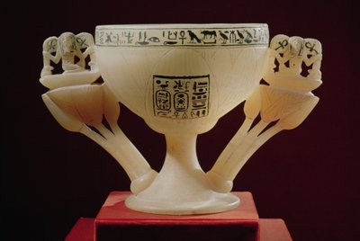 在图坦卡蒙墓（公元前1370-52）新王国（雪花石膏）的入口处发现半开莲花形式的饮水杯（另见149480和228555） 作者 Egyptian 18th Dynasty
