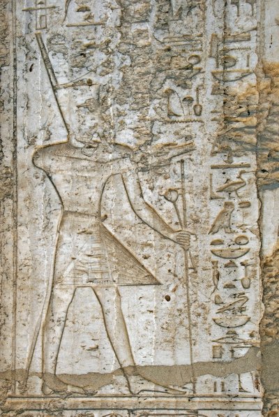 埃及古代：法老图特摩西四世（公元前1419-1387年）的阿尔巴斯特小教堂的浮雕细节，表现他携带权力的象征。卡纳克神庙露天博物馆 埃及 作者 埃及第十八王朝