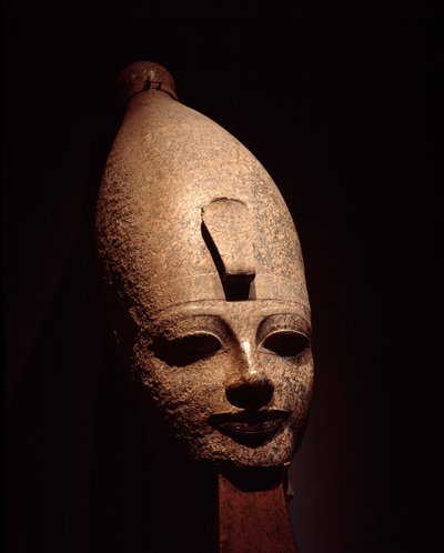 Egyptian antiquite: colossal head of Amenophis III (Amenhotep). Rose granite sculpture. 14th century BC. 18th dynasty. Luxor Museum (Luksor or Luqsor). Egypt 作者 埃及第十八王朝
