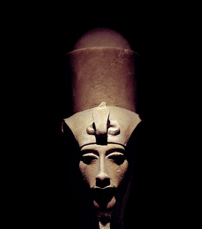 埃及古董：带有双冠的阿蒙霍特普四世（Amenophis IV 或 Akhenaton）雕像。 公元前 1301 年。 第十八王朝。 雕塑的细节。 来自底比斯的阿蒙拉神庙。 卢克索（卢克索或卢克索）。 卢克索博物馆。 埃及 作者 埃及第十八王朝