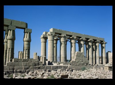从Amenophis III（公元前1403-1365）新王国柱廊南部的外部视图 作者 Egyptian 18th Dynasty