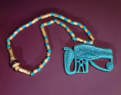 来自新王国图坦卡蒙墓的Ra pectoral之眼（金色和蓝色的彩陶） 作者 Egyptian 18th Dynasty