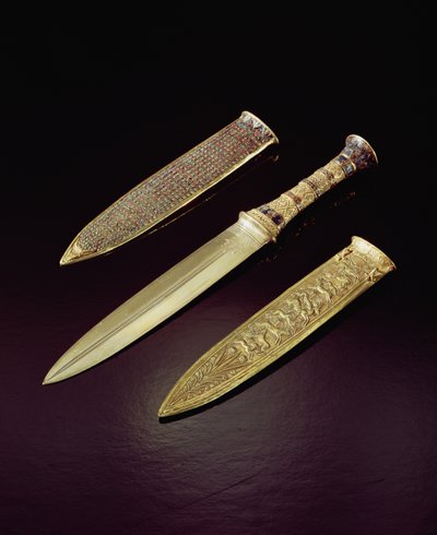 金匕首和鞘，来自图坦卡蒙墓（公元前1373-1352）新王国（镶有半宝石的金） 作者 埃及第十八王朝