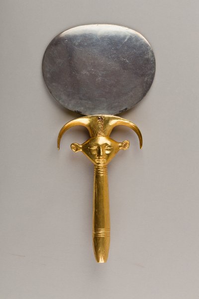 带手柄的哈托尔徽记形式的镜子，约公元前1479-1425年（银、木和金）。 作者 埃及第十八王朝
