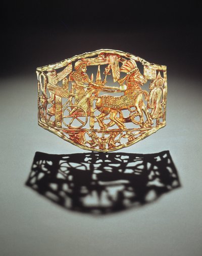 从新王国图坦卡蒙墓（黄金）向囚犯展示国王凯旋归来的镂空牌匾或带扣（另见148199） 作者 Egyptian 18th Dynasty