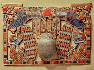 从Tutankhamun墓（公元前1370-52）新王国（金景泰蓝和玻璃糊）的Isis和Nephthys保护的翼状圣甲虫装饰的胸部 作者 埃及第十八王朝