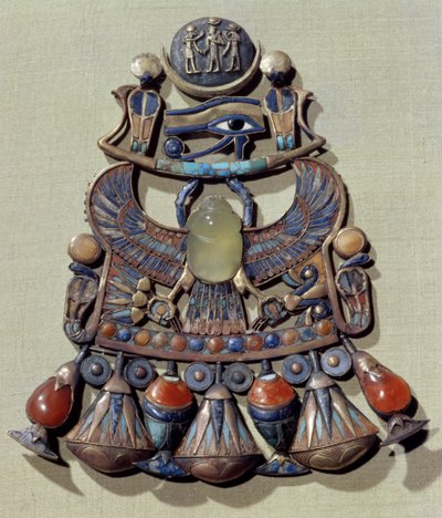 Tutankhamun墓（公元前1370-52）新王国（用半宝石和玻璃浆装饰的金景泰蓝）的胸鳍与鸟 - 圣甲虫 作者 埃及第十八王朝