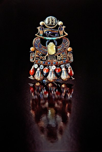 从新王国图坦卡蒙墓（带有半宝石和玻璃糊的金景泰蓝）的鸟胸甲与胸甲 作者 Egyptian 18th Dynasty