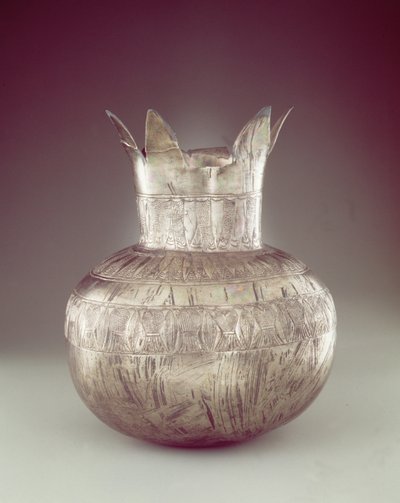 石榴花瓶，来自图坦卡蒙墓，新王国（银质或电子）。 作者 埃及第十八王朝