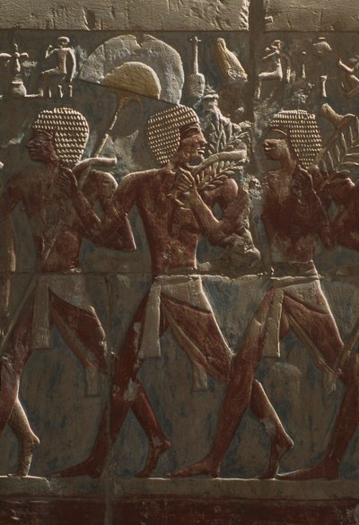救济描绘游行以纪念女神Hathor，细节，来自哈特谢普苏特太平间神庙（公元前1503-1482）新王国（彩绘石灰石）（另见382845） 作者 Egyptian 18th Dynasty