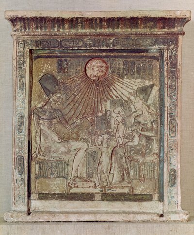 Stela描绘了Aten给予Amenophis IV（Akhenaten）（公元前1352-1336）他的妻子Nefertiti和他们的三个女儿的生命和繁荣，来自新王国的Tell el-Amarna，公元前135-3-1337（lim 作者 埃及第十八王朝