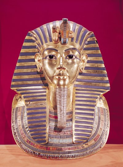 图坦卡蒙的丧葬面具（公元前1373-1352）c.1336-1327 BC，新王国（黄金镶嵌半宝石） 作者 Egyptian 18th Dynasty