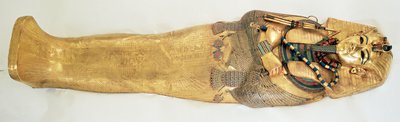 国王的最里面的棺材，来自图坦卡蒙墓（公元前1370-1352）新王国（镶有半宝石的黄金）（详见343642） 作者 埃及第十八王朝
