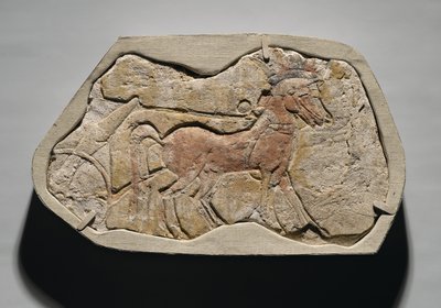 一辆两匹马拉着战车，来自新王国的Tell el-Amarna，公元前135-3-1336（彩绘石膏灰泥） 作者 埃及第19王朝