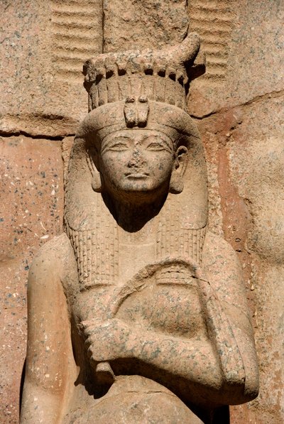 古埃及艺术（联合国教科文组织世界遗产）。拉美西斯二世（公元前1298-1234年）与他的女儿和妻子本坦塔（或本特-阿纳特或本特-阿纳特）的巨幅雕像脚。埃及 卡纳克，尼罗河东岸 作者 埃及第19王朝