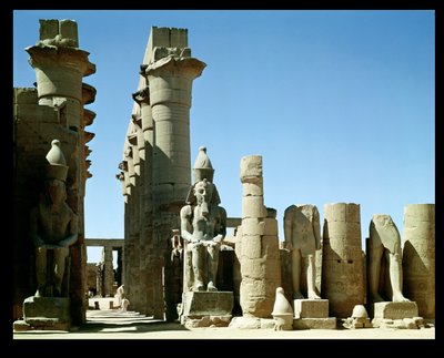 拉美西斯二世（公元前1273-1213）和Amenophis III的塔（公元前1403-1365），在Peristyle法院 作者 Egyptian 19th Dynasty