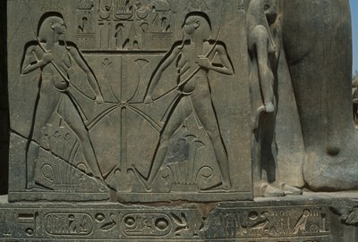 Detail of a relief depicting two men (sandstone) 作者 埃及第19王朝