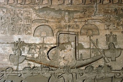 Egyptian Antiquiity: view of the reliefs representing the procession of the sacred boat, Memorial Temple dedicated to Pharaoh Ramses II (1279-1213 BC), Ramasseum site (Ramesseum) in Luxor, Egypt. 作者 埃及第19王朝