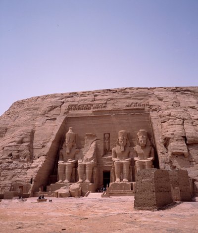 埃及古物。拉美西斯二世神庙的巨像。公元前1271-1256年。阿布辛贝勒（Abu simbel），埃及阿斯旺，埃及 作者 埃及第19王朝